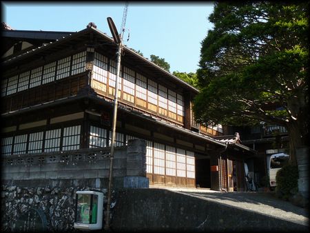 赤沢宿に残されている大型旅館の遺構である江戸屋