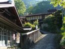赤沢宿に残るノスタルジックな看板越に見る町並みと山々の風景を撮影した写真