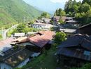 赤沢宿の旅館の屋根と山々の緑が折り重ねっている町並み景観画像