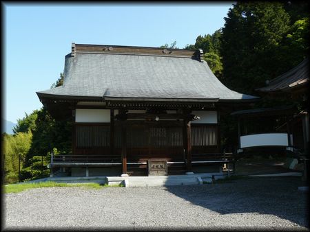 赤沢宿にある妙福寺本堂を境内正面から撮影した画像