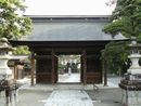 甲斐国一宮浅間神社参道石畳みから見た随身門と石燈篭