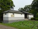 八田家書院の屋敷にある池と水面に浮かぶ蓮と歴史ある表門