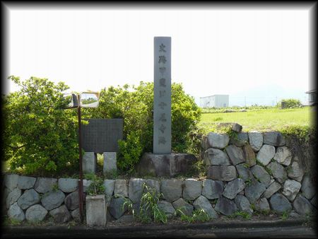 甲斐国分尼寺跡の正面に設けられた石垣と石造標と石造案内板