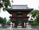 遠妙寺参道に設けられた楼門形式の山門と石燈籠