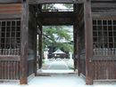 遠妙寺山門から見た歴史ある境内の様子を写した画像