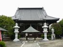 遠妙寺本堂と香炉、大型石燈籠を撮影した写真