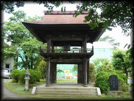 慈眼寺の境内に長い歴史、時を刻んできた鐘楼門と梵鐘