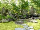 甲斐国分寺の境内に作庭された爽やかな緑の苔芝と荒々しい石組の石庭