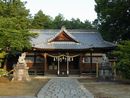 美和神社参道の歴史を感じさせる石畳から写した拝殿正面と石造狛犬