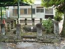 山梨岡神社境内に安置されている郡石を写した写真