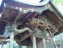 佐久神社本殿に施された獅子や龍などの精緻な彫刻を写した写真