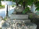 成就院境内に祭られている道祖神のまるい石