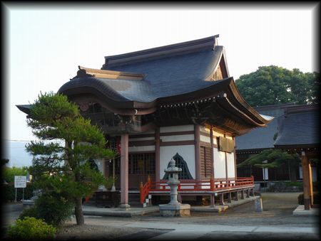 正法寺不動堂を右斜め正面から撮影した画像