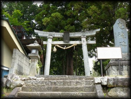 荒尾神社・田中神社参道石段から見上げた石鳥居と石燈籠と忠魂碑