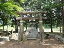荒尾神社・田中神社境内に鎮座している境内社と素朴な木製鳥居