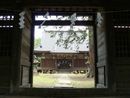 熱那神社随身門から見た歴史が感じられる境内を撮影した画像