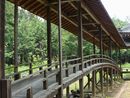 熱那神社社務所と拝殿を繋ぐ太鼓橋のような回廊