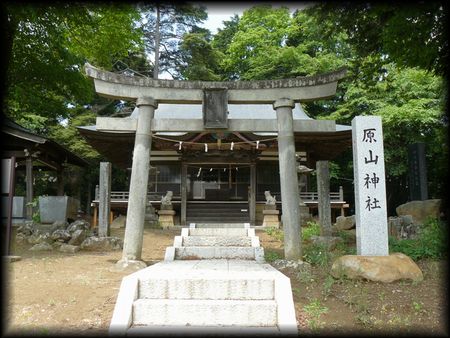 原山神社参道石段から見た石造鳥居と石造社号標