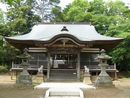 原山神社の参道から見た拝殿正面と石燈籠と石造狛犬