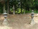 原山神社境内に鎮座している境内社と石燈籠