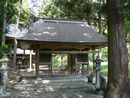 比志神社参道の並木から見る随身門と石燈籠