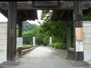 実相寺山門から見た歴史が感じられる参道の様子を撮影した写真