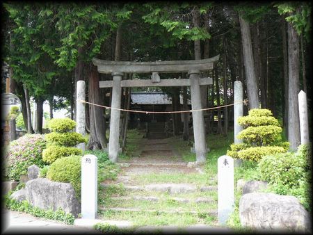 三島神社境内正面の石鳥居と注連縄