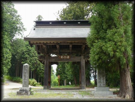 清光寺境内正面に設けられた立派な山門と石碑