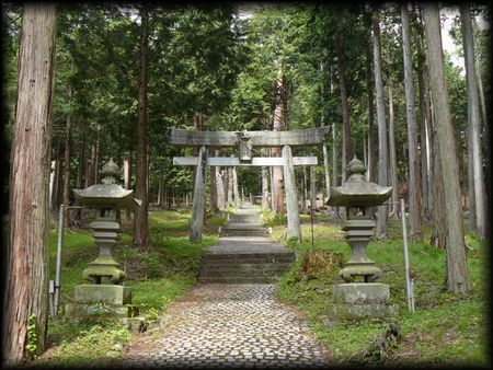 石尊神社境内正面に設けられた石燈籠と石鳥居