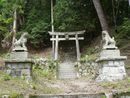 石尊神社石造狛犬と石鳥居と石垣