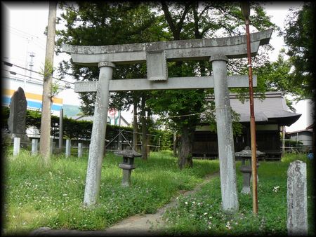 下教来石諏訪神社参道正面に設けられた石造鳥居と石碑