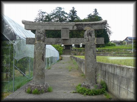 宇波刀神社境内正面に設けられ歴史がにじみ出る石鳥居を撮影した画像