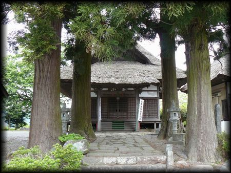 義光山矢の堂参道杉並木から撮影した石畳