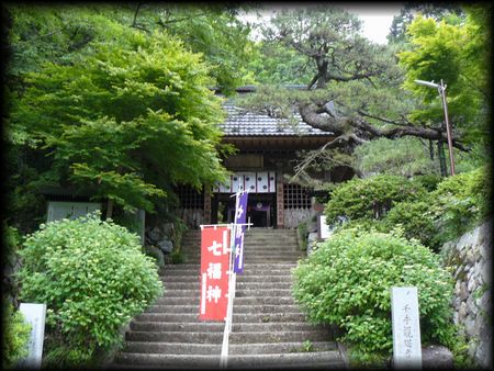 �������Q���Βi���猩���A�͂ƌ����ȏ��Ƃ��̉��Ɍ�����R��