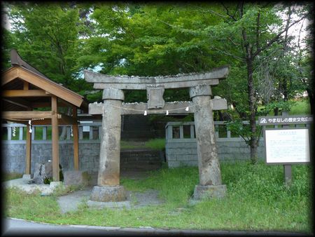 三社神社の境内にある歴史の重みがずっしりと感じられる石鳥居