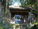 亀沢の船石に鎮座している船形神社の随身門