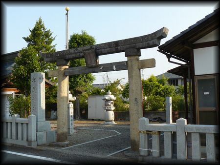 松尾神社境内正面に設けられた長い歴史を重ねたと思われる石鳥居