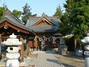 松尾神社参道から見た拝殿正面と手水舎と石燈籠