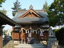 松尾神社拝殿とその前に建立されている一対の石造狛犬