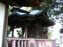 松尾神社を長い間守り続けている歴史ある本殿とそれを囲う木製透塀