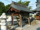 松尾神社に来た参拝者の身を清める手水舎