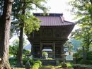 天沢寺の風致な参道から写した楼門形式の山門