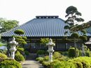 天沢寺境内のよく手入れされた庭園から撮影した本堂と石燈籠