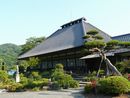 天沢寺植栽と松越から見た右斜めの本堂全景画像