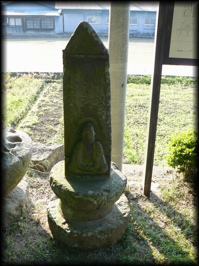 長光寺の月待板碑を撮影した画像