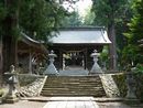 河口浅間神社の随身門と石段、参拝者の身を清める手水舎