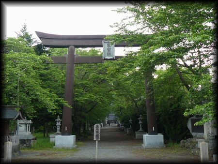 冨士御室浅間神社の境内にある結構規模が大きな大鳥居