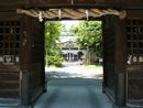 穴切大神社の随身門から見た境内と注連縄