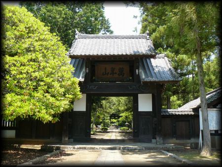 大泉寺境内中央正面にある黄檗宗様式の歴史が感じられる山門