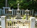 加藤光泰と縁がある円光院の境内にある三条夫人の墓碑（宝篋印塔）
